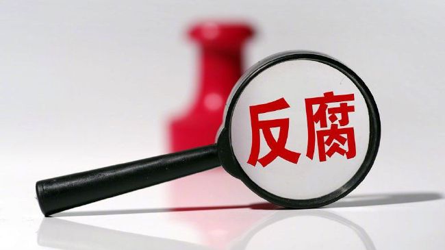 巴萨希望找到一个“新阿劳霍”，他们对现年21岁、身高1.91米的罗马尼亚中卫德拉古辛很感兴趣，球员本赛季为热那亚在意甲联赛中出场16次，打进1球送出1次助攻。